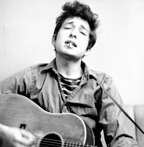 Bob Dylan em 1963: o astro pop rebelde reforça hoje a marca Nobel