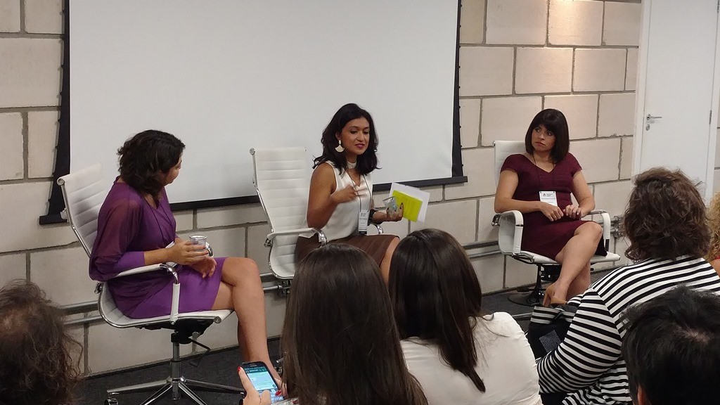 Viviane Duarte mediando a painel com Ana Carolina Soutello, gerente da marca Natura e Angélica Kanashiro, vice-presidente de Recursos Humanos & Desenvolvimento da Força de Vendas para a Tupperware Brasil 