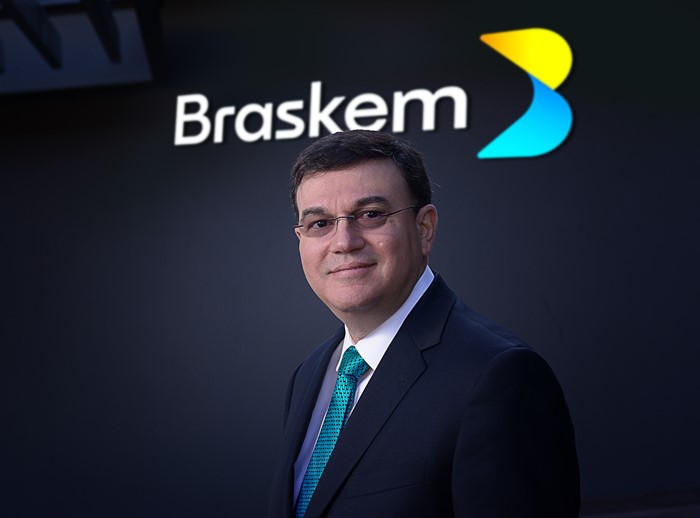 Fernando Musa, CEO da Braskem, em frente à nova marca da Braskem