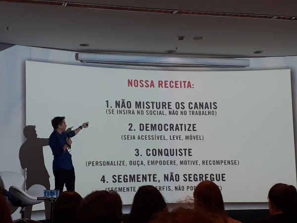 André Franco explica como feita a criação do aplicativo (Imagem: André Netto/Jornalismo Júnior)