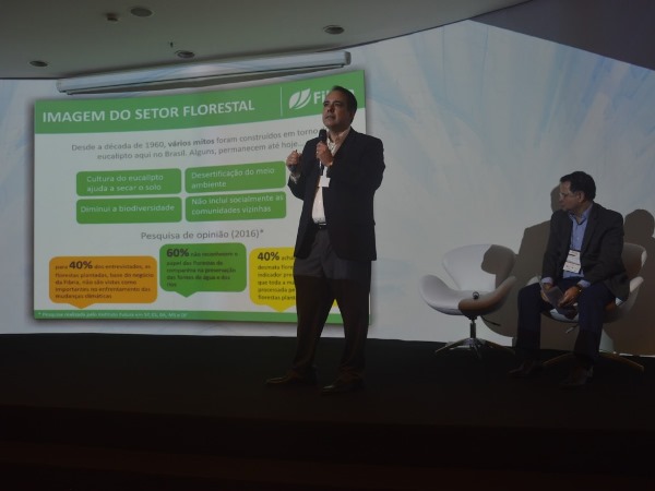 Geraldo Magella (Fibria) explica o modelo de plantio sustentável (Imagem: Gabrielle Torquato/Jornalismo JúniorGabrielle Torquato) 