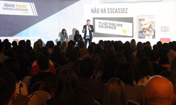 Tiago Afonso (Grupo Globo) discutiu a necessidade da produção de bom conteúdo como estratégia de marketing (Imagem: Pedro Smith/Jornalismo Júnior)